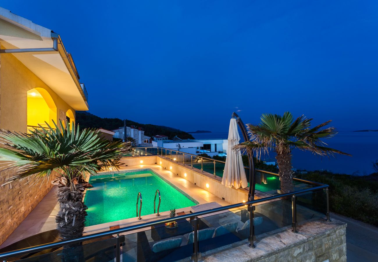 Villa Kruna bei Nacht mit Pool Beleuchtung