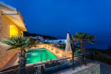 Villa Kruna bei Nacht mit Pool Beleuchtung